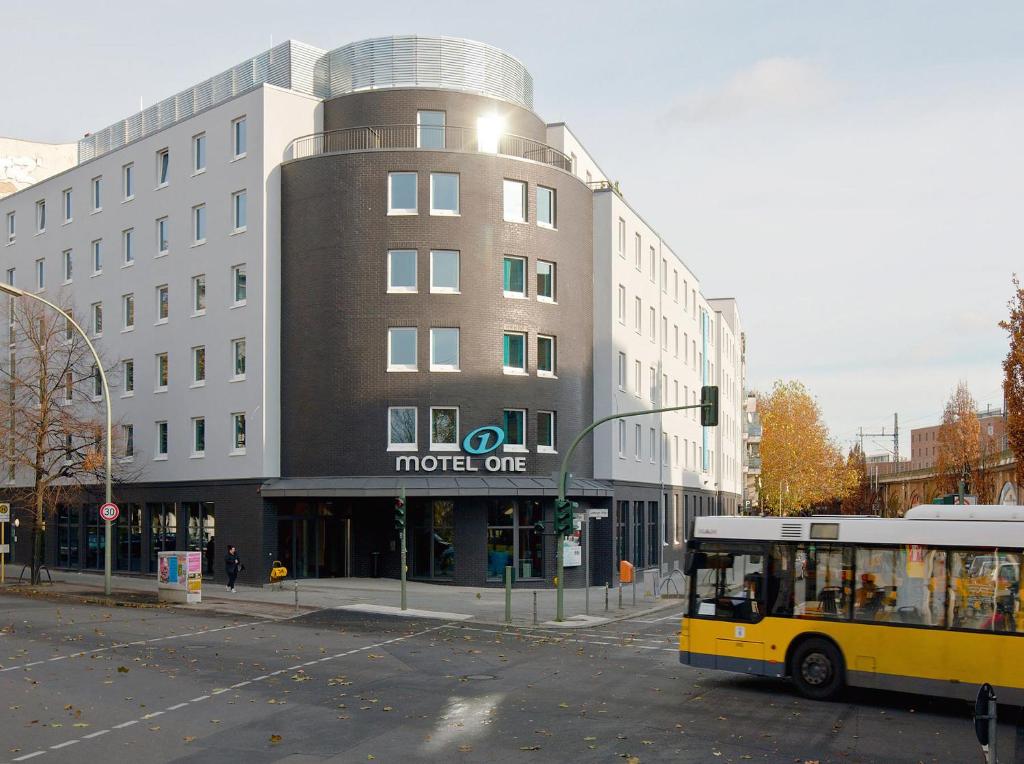 Motel One Berlin-Bellevue - image 5