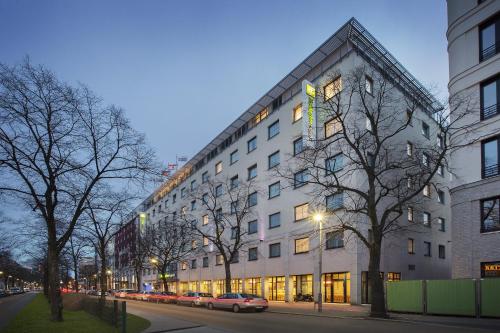 Holiday Inn Express Berlin City Centre - image 2