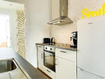 Bright 2 Bedroom Apartment in convenient location - image 13