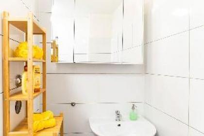 Bright 2 Bedroom Apartment in convenient location - image 15