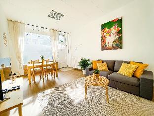 Bright 2 Bedroom Apartment in convenient location - image 2