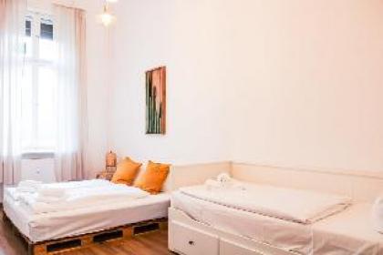 Bright 2 Bedroom Apartment in convenient location - image 5