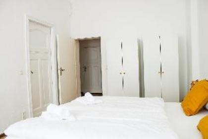 Bright 2 Bedroom Apartment in convenient location - image 7