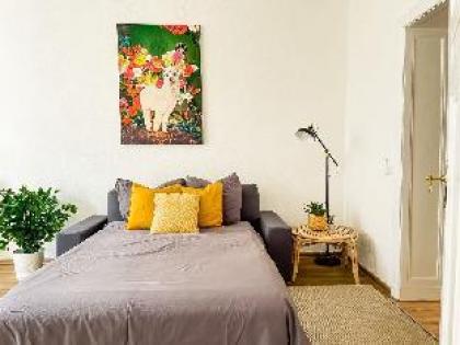 Bright 2 Bedroom Apartment in convenient location - image 9