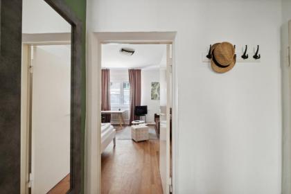 Cozy flat near Ku'damm with free parking - image 12